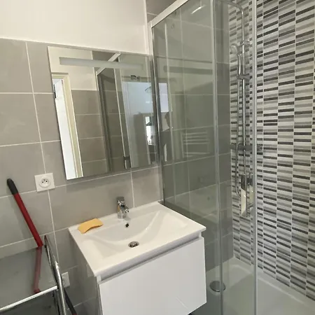Studio Renove Proche Plage Et Commerces, Lumineux, Equipe, Situe Au 1er Etage Avec Stationnement Proche - Fr-1-730-50 Apartment