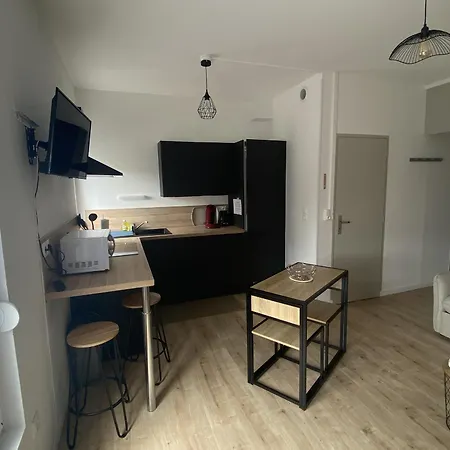 Studio Renove Proche Plage Et Commerces, Lumineux, Equipe, Situe Au 1er Etage Avec Stationnement Proche - Fr-1-730-50 Apartment