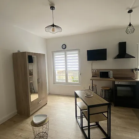 Studio Renove Proche Plage Et Commerces, Lumineux, Equipe, Situe Au 1er Etage Avec Stationnement Proche - Fr-1-730-50 *
