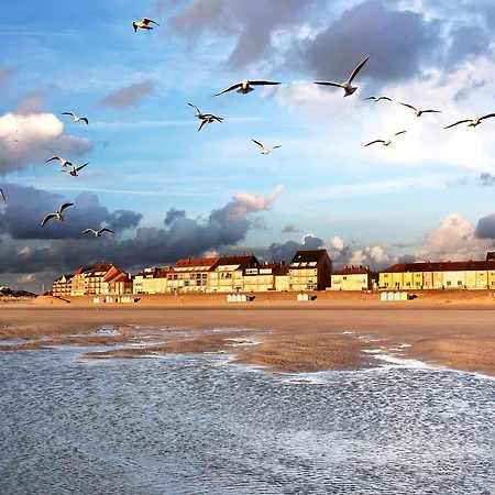 Studio Renove Proche Plage Et Commerces, Lumineux, Equipe, Situe Au 1er Etage Avec Stationnement Proche - Fr-1-730-50 Apartment *